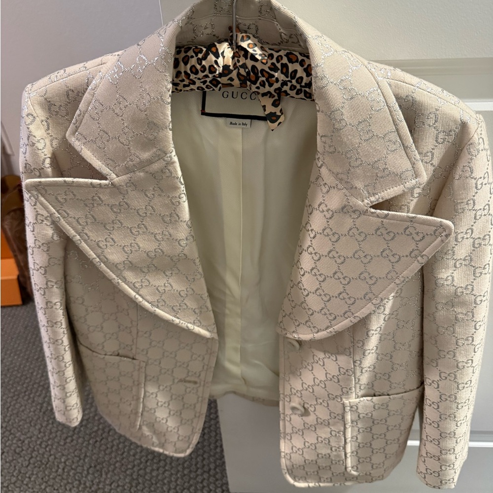 Gucci blazer 3/4 length sleeve pristine new condition size 40 sikver GG tan